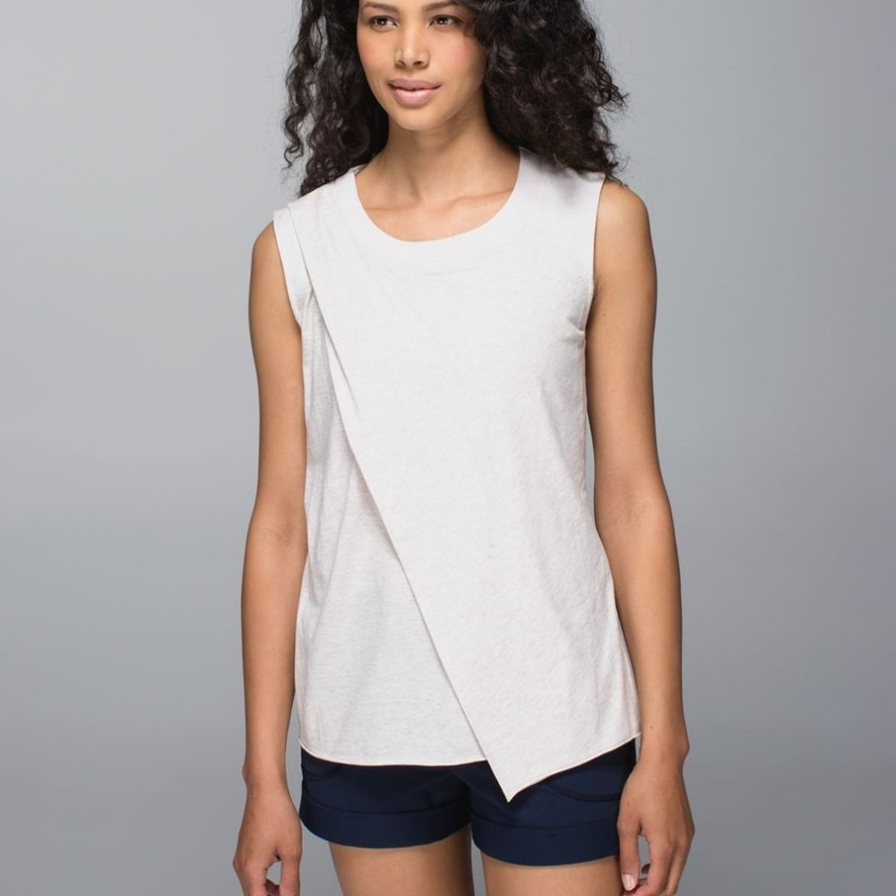 Lululemon To Class Tee, Heathered Dune (very light pinkish tan) Size 6